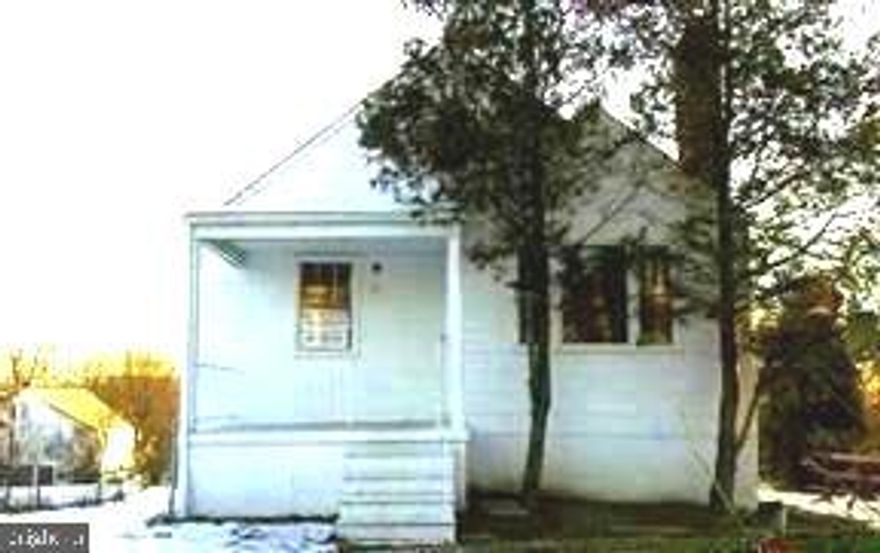 INVESTOR  ALERT!!!!
This home has the space to be a 5 bedroom 4 1/2 bath. The family is still living there and needs notice to show. The basement and the outside corner of the home need concrete work. Make this whatever you want! Nice Yard and driveway parking. Forced Air gas heat. AS IS CASH ONLY.
Showings by appt only.