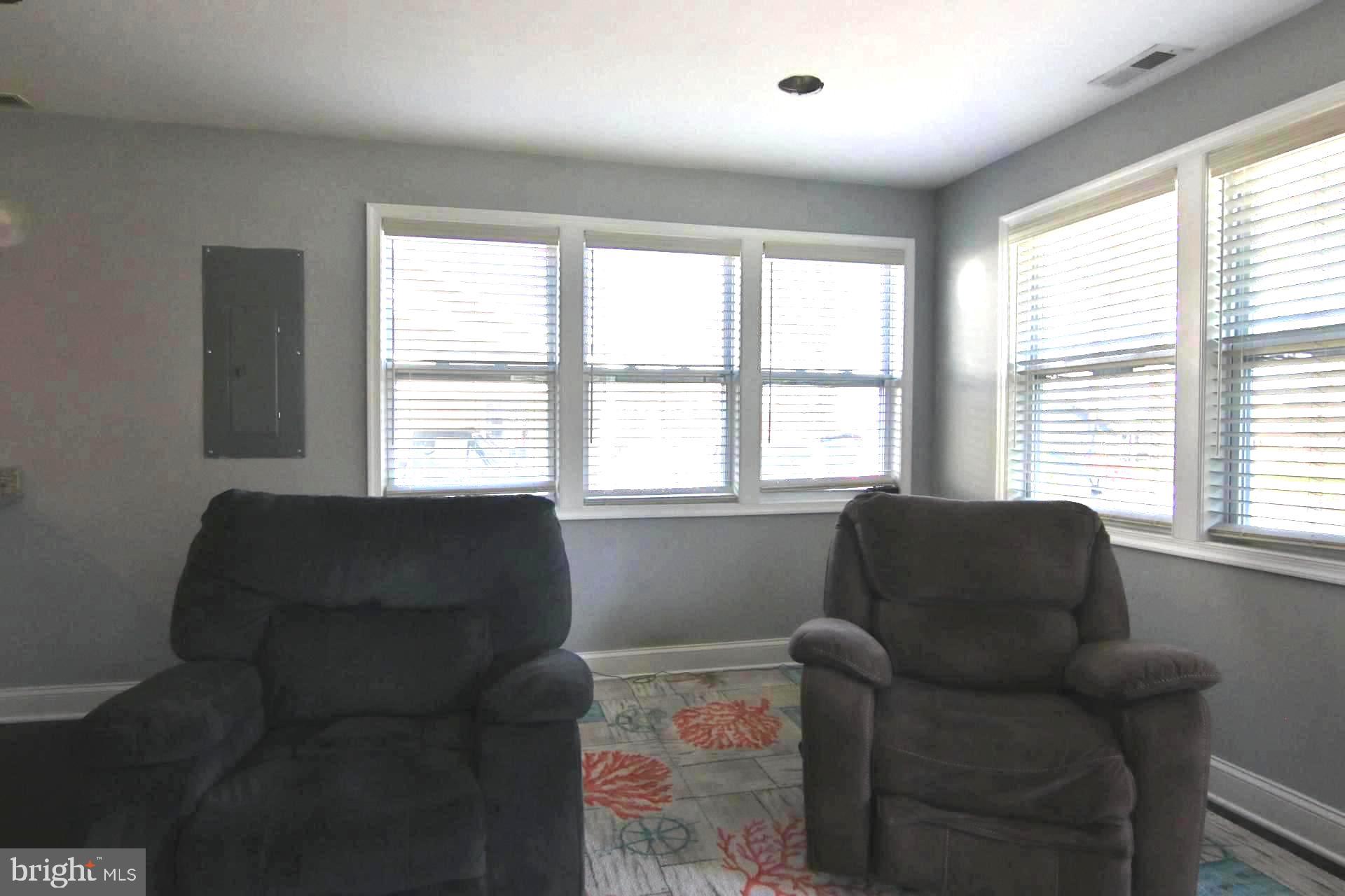 WOODLAND BEACH - Residential