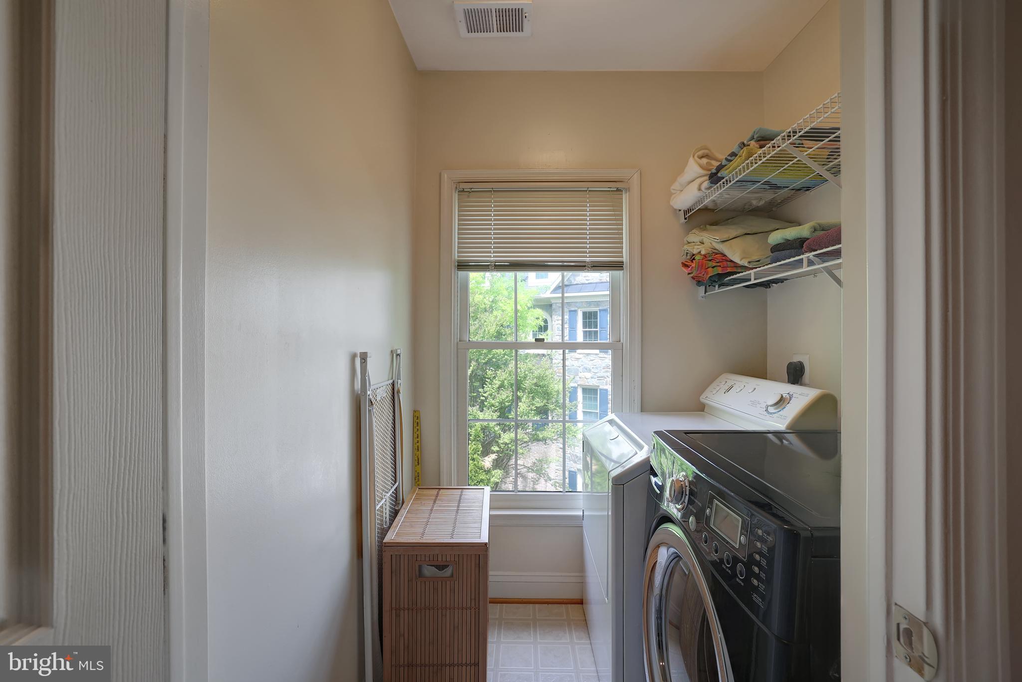 TOWER OAKS - Residential Lease