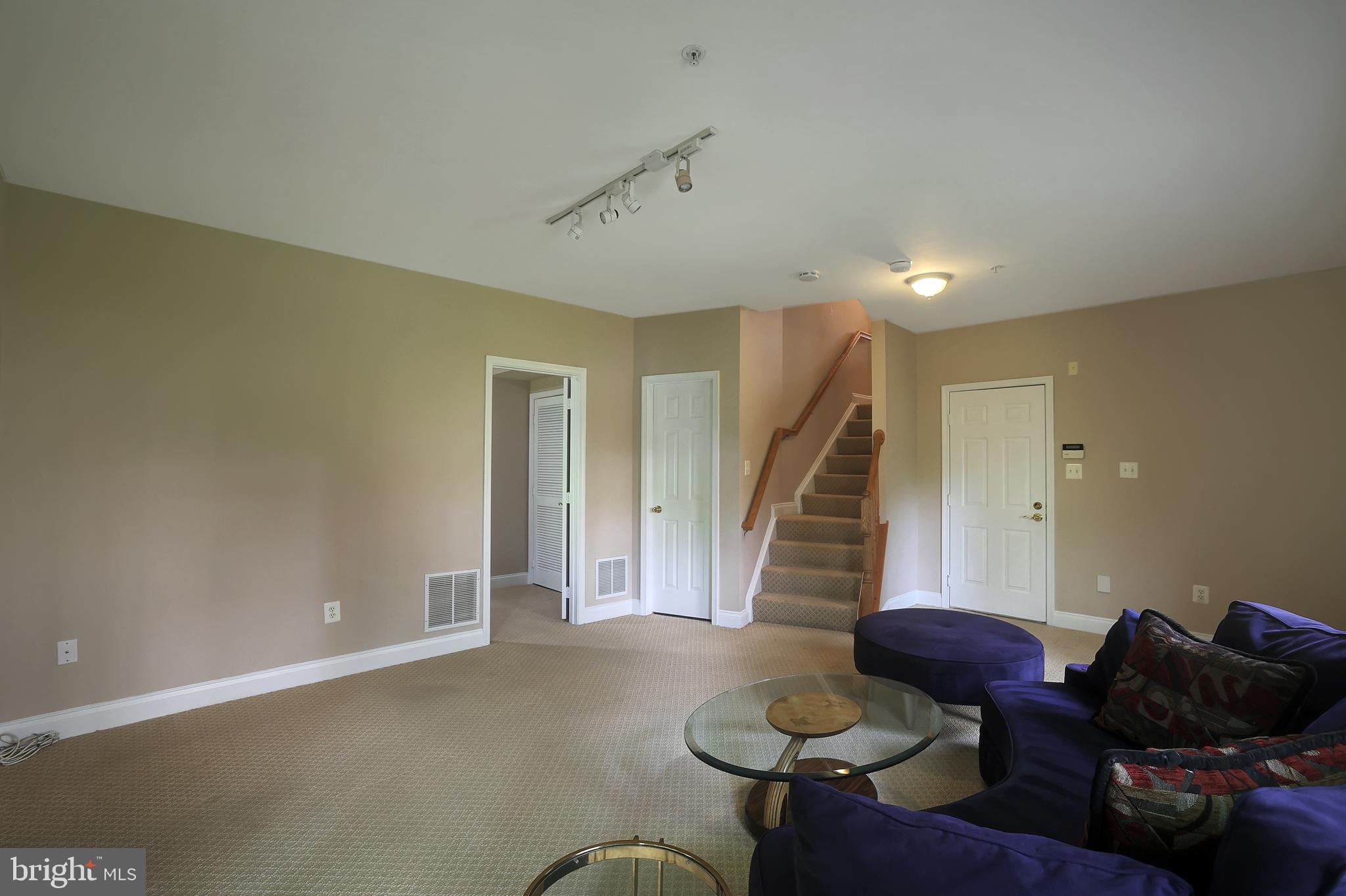 TOWER OAKS - Residential Lease