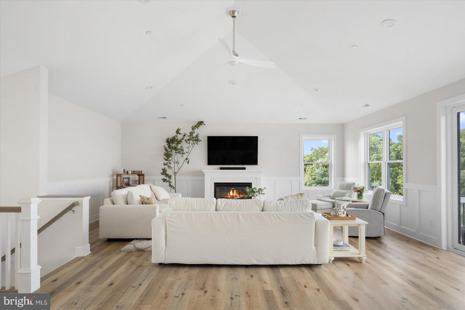 LIGHTHOUSE SOUND - Residential