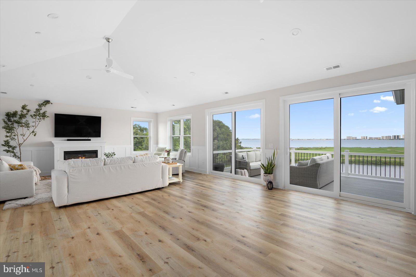 LIGHTHOUSE SOUND - Residential