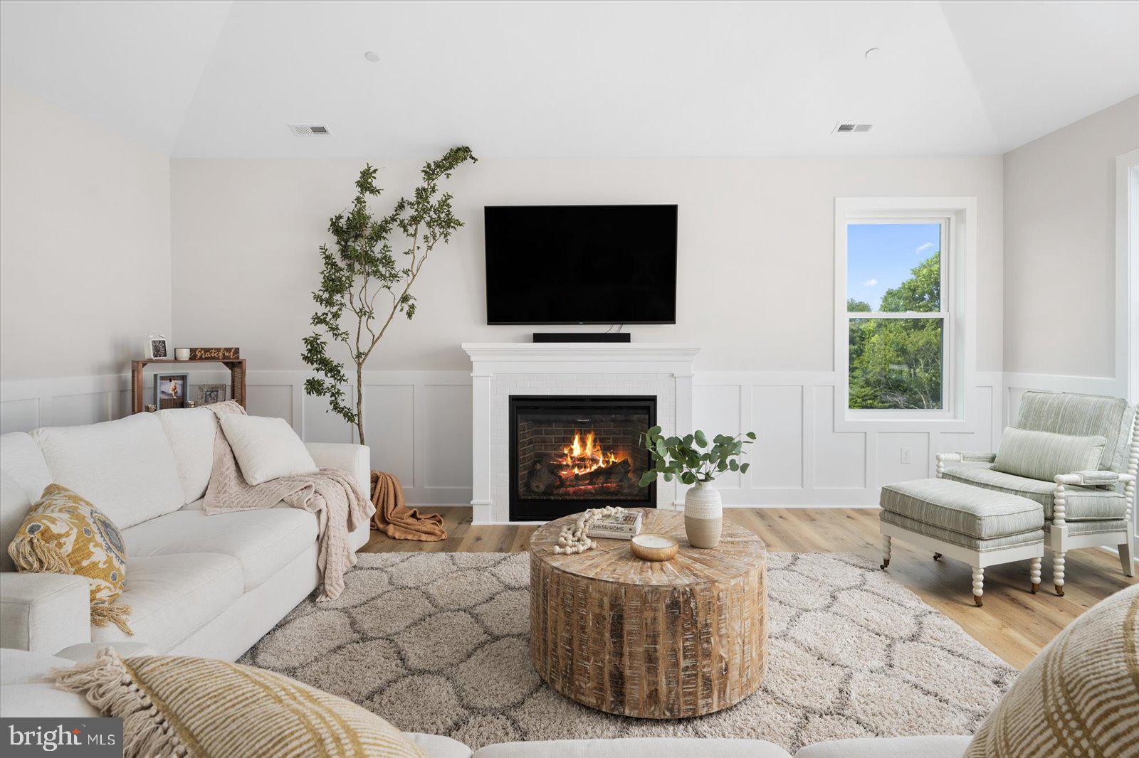 LIGHTHOUSE SOUND - Residential