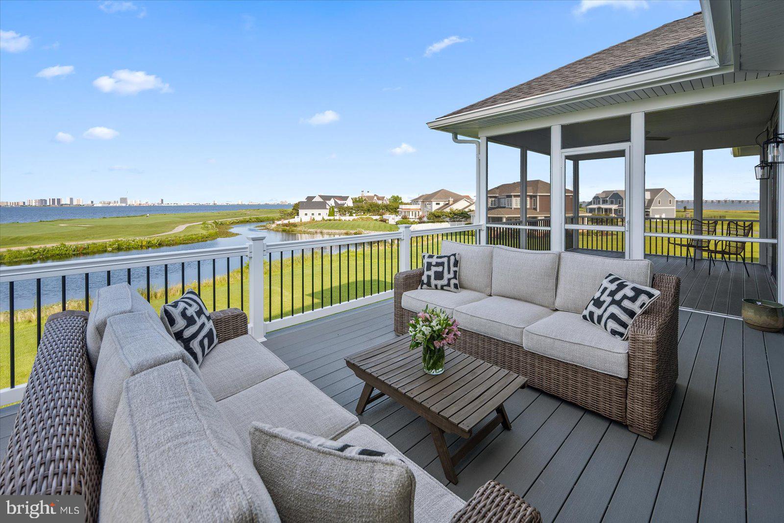 LIGHTHOUSE SOUND - Residential