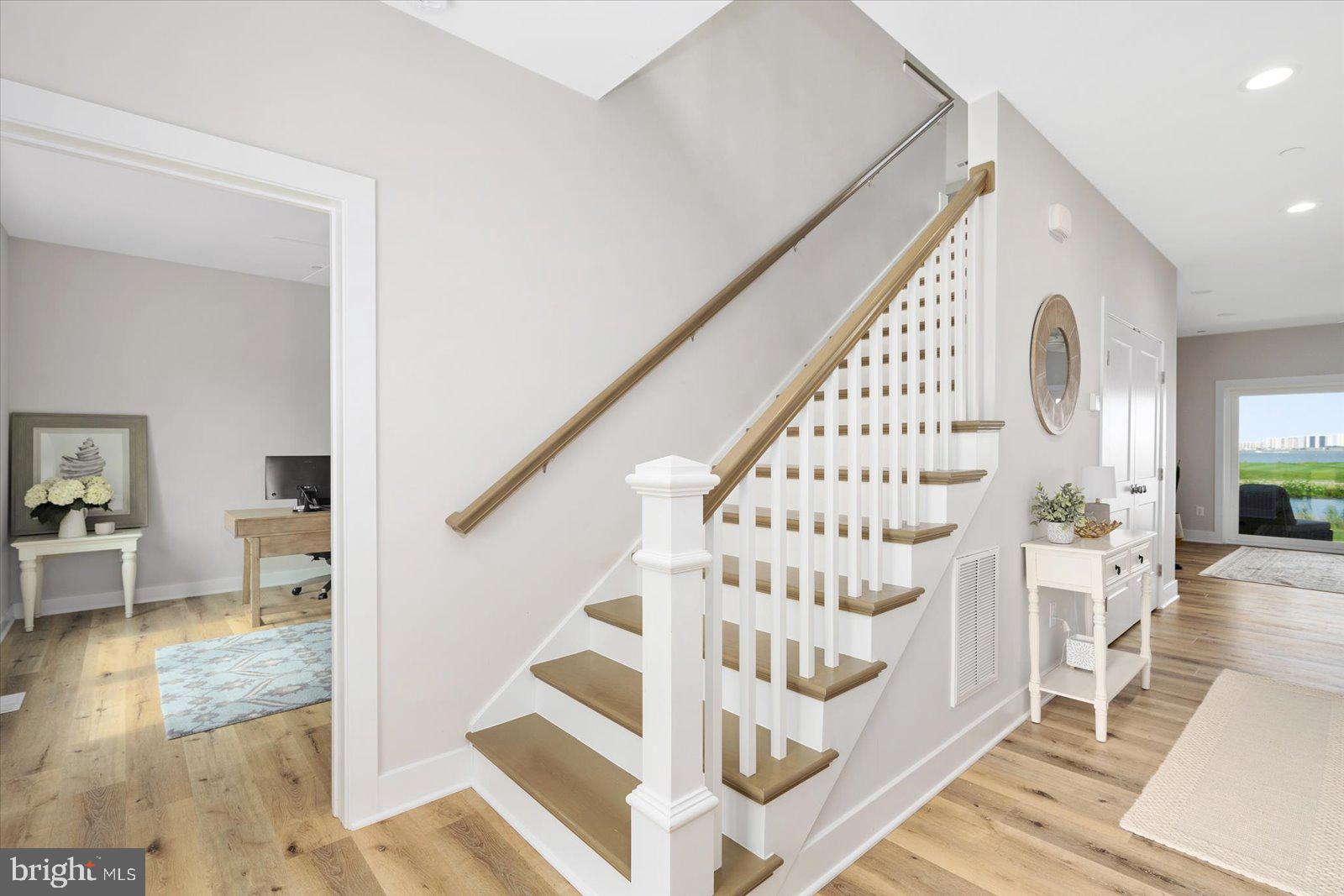 LIGHTHOUSE SOUND - Residential