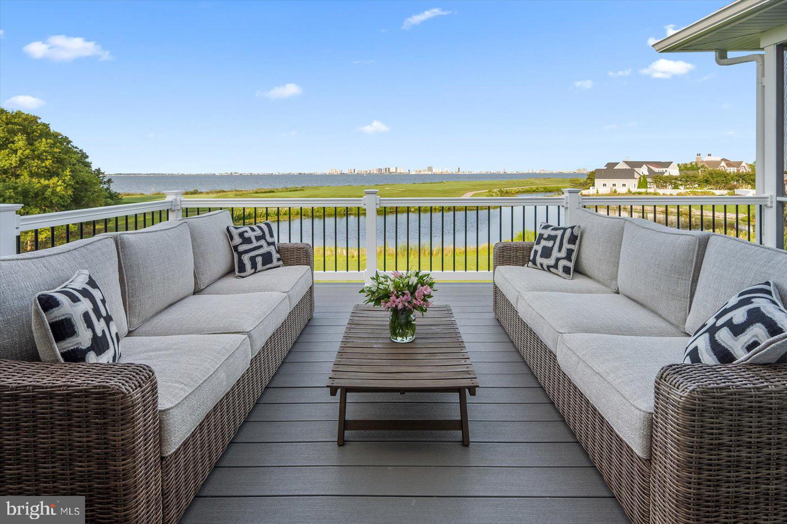 LIGHTHOUSE SOUND - Residential