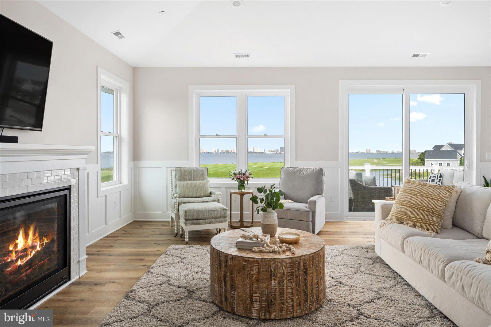 LIGHTHOUSE SOUND - Residential