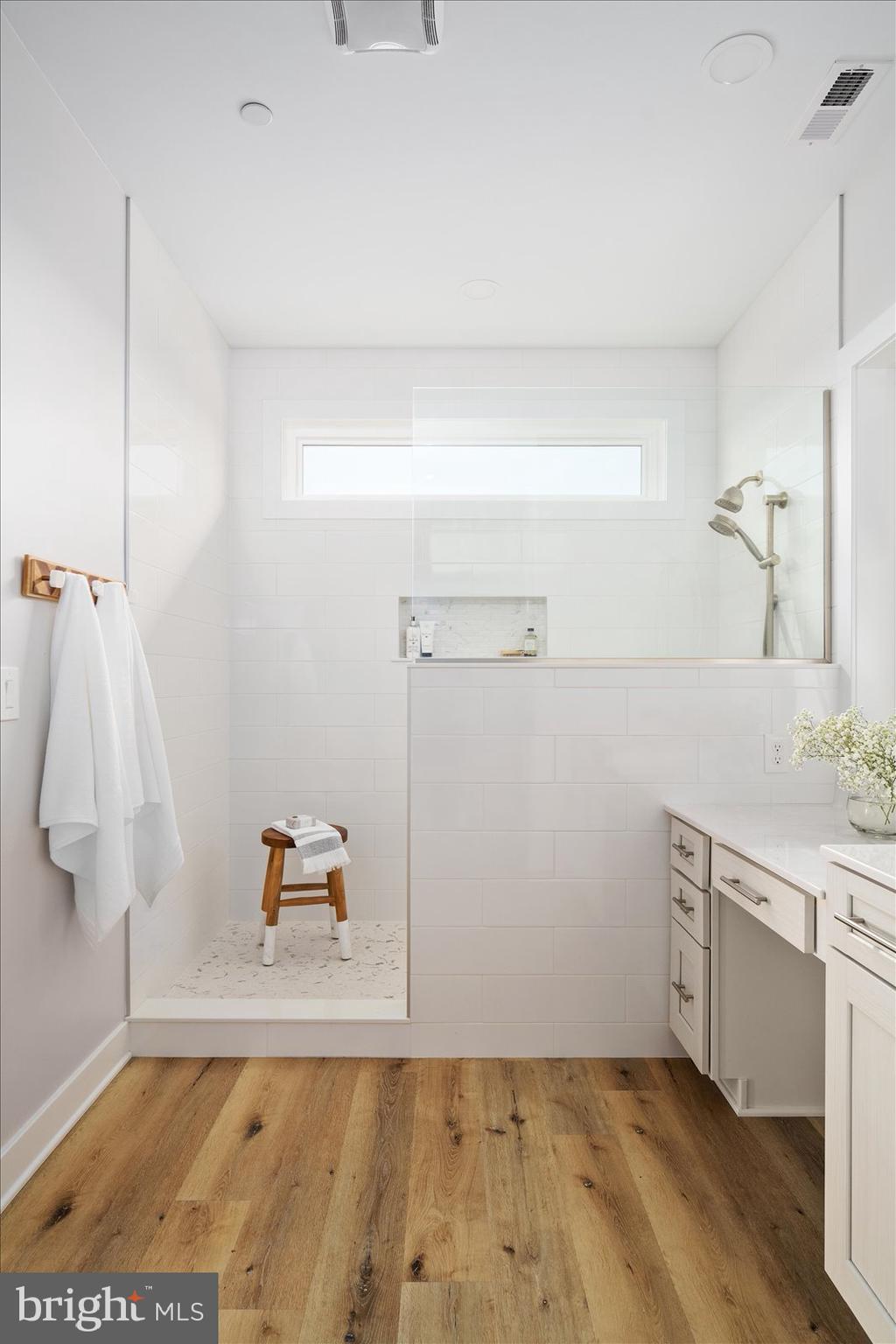 LIGHTHOUSE SOUND - Residential