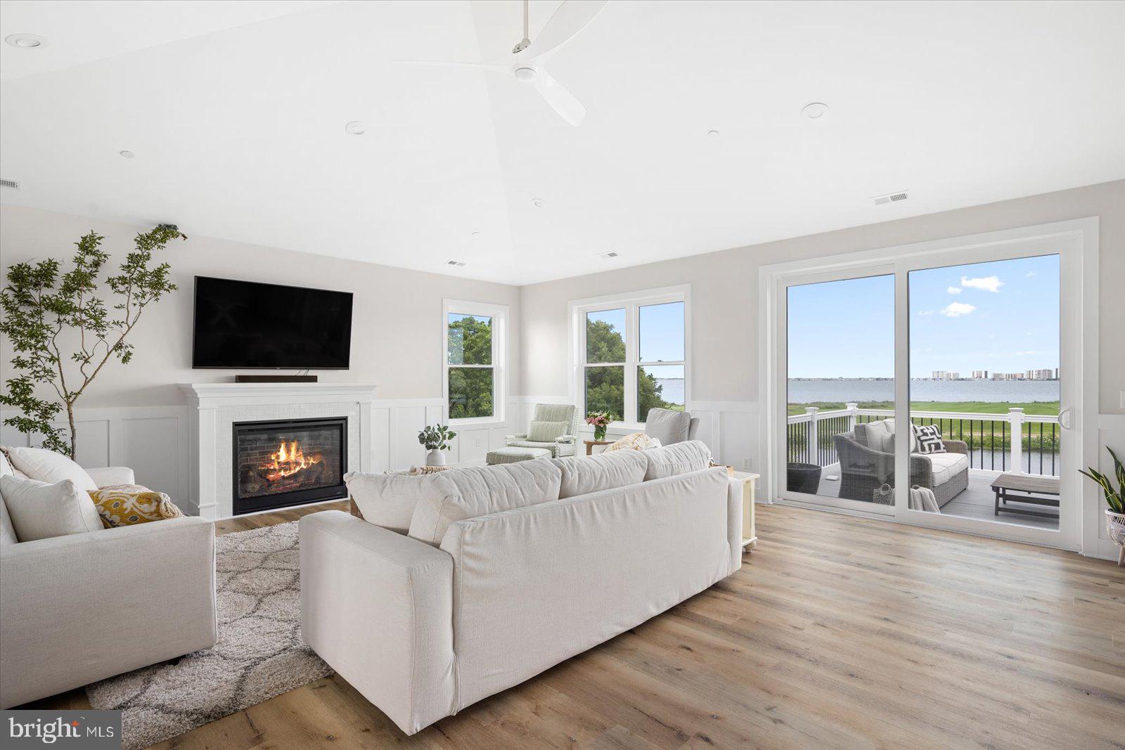 LIGHTHOUSE SOUND - Residential