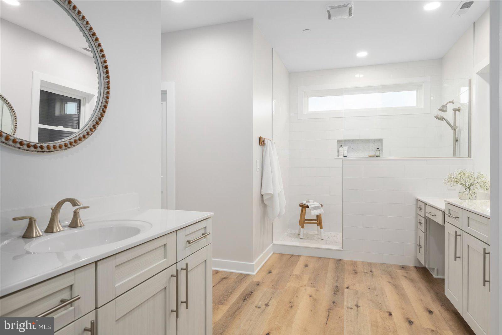 LIGHTHOUSE SOUND - Residential