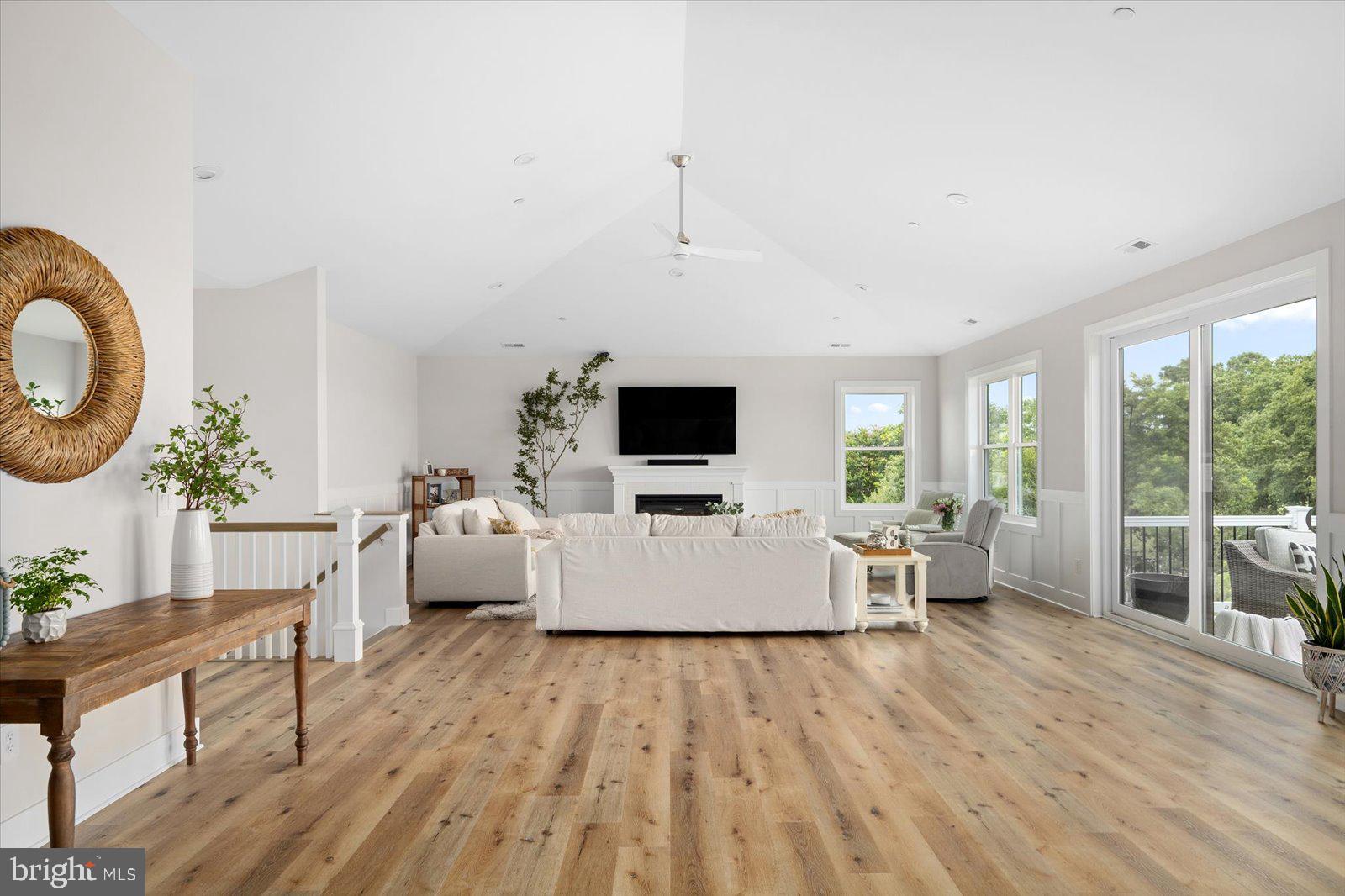 LIGHTHOUSE SOUND - Residential