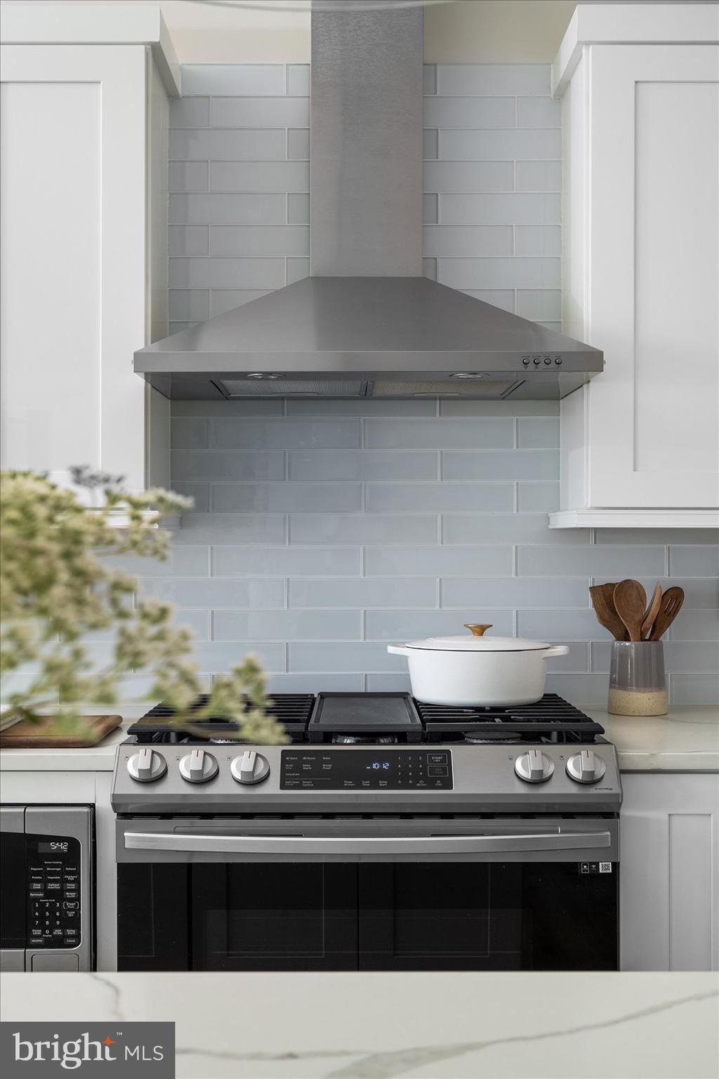 LIGHTHOUSE SOUND - Residential