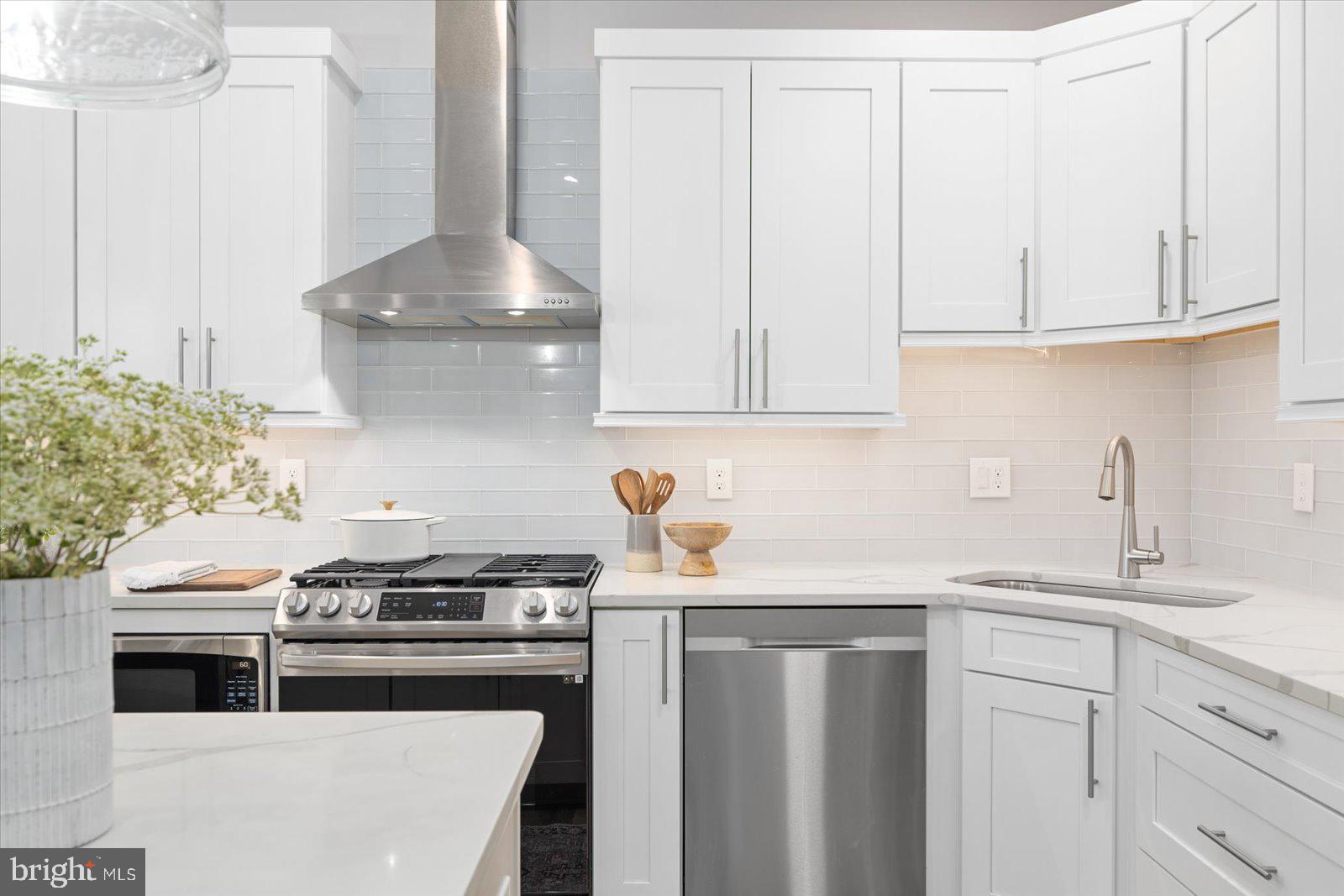 LIGHTHOUSE SOUND - Residential