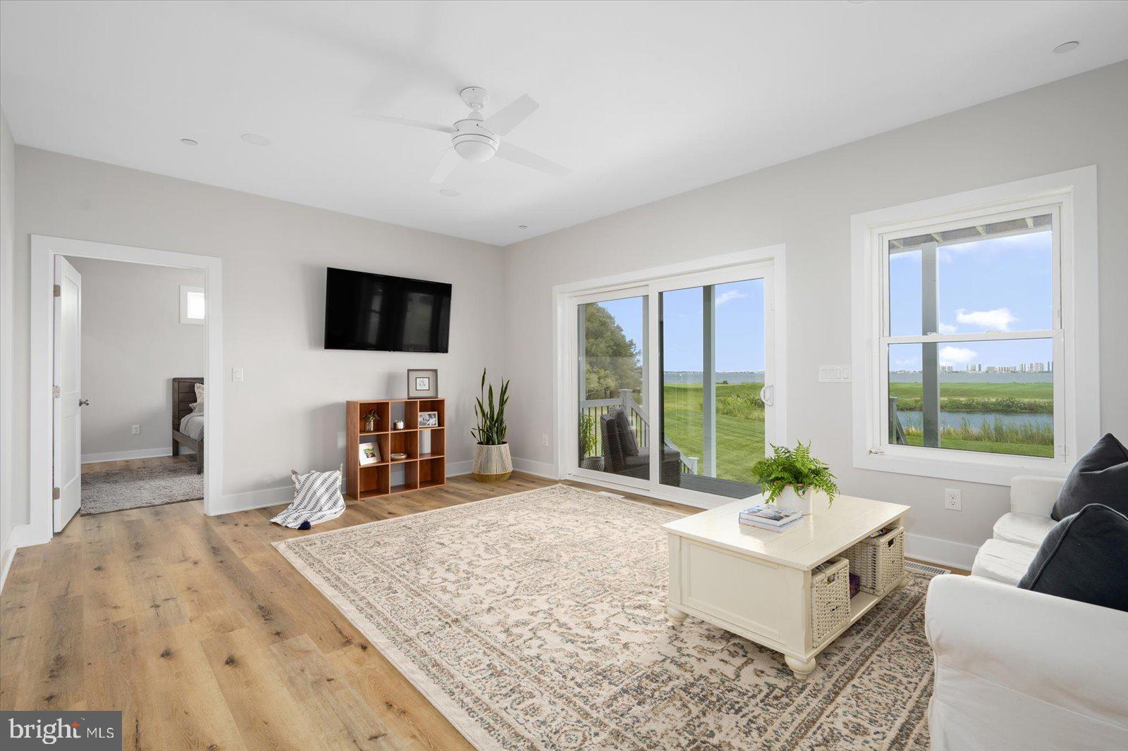 LIGHTHOUSE SOUND - Residential