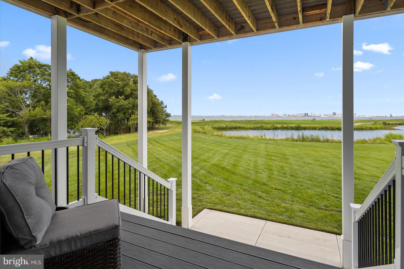 LIGHTHOUSE SOUND - Residential