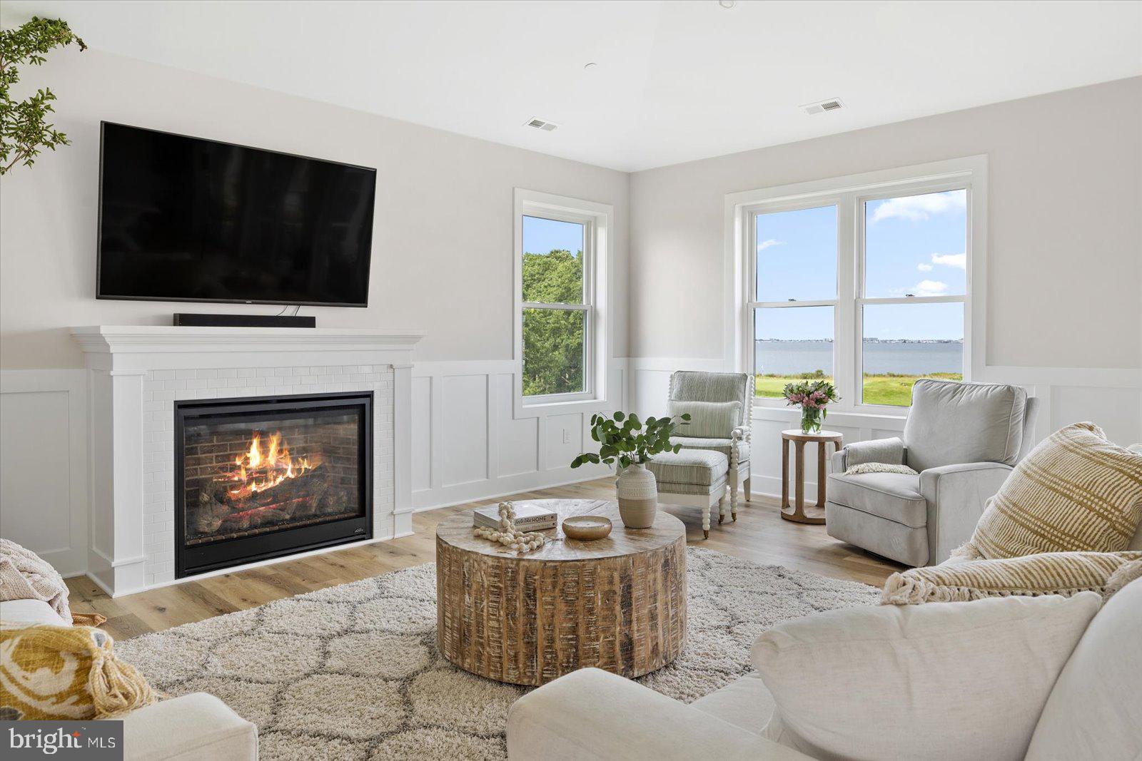 LIGHTHOUSE SOUND - Residential