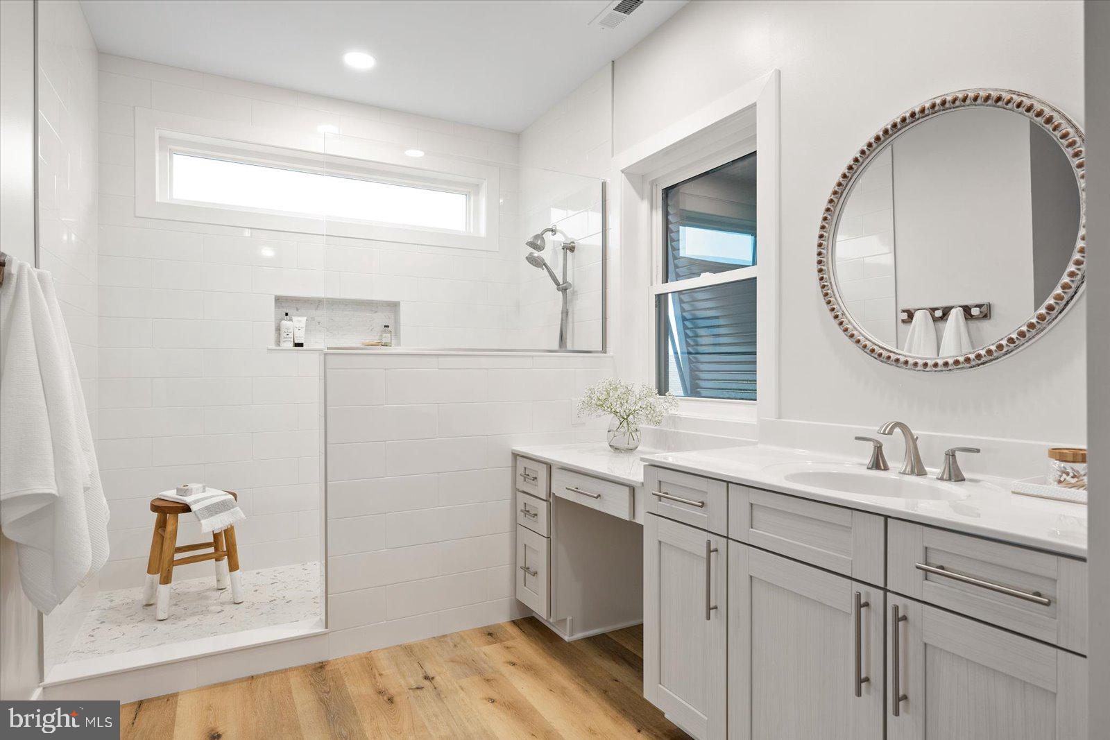 LIGHTHOUSE SOUND - Residential