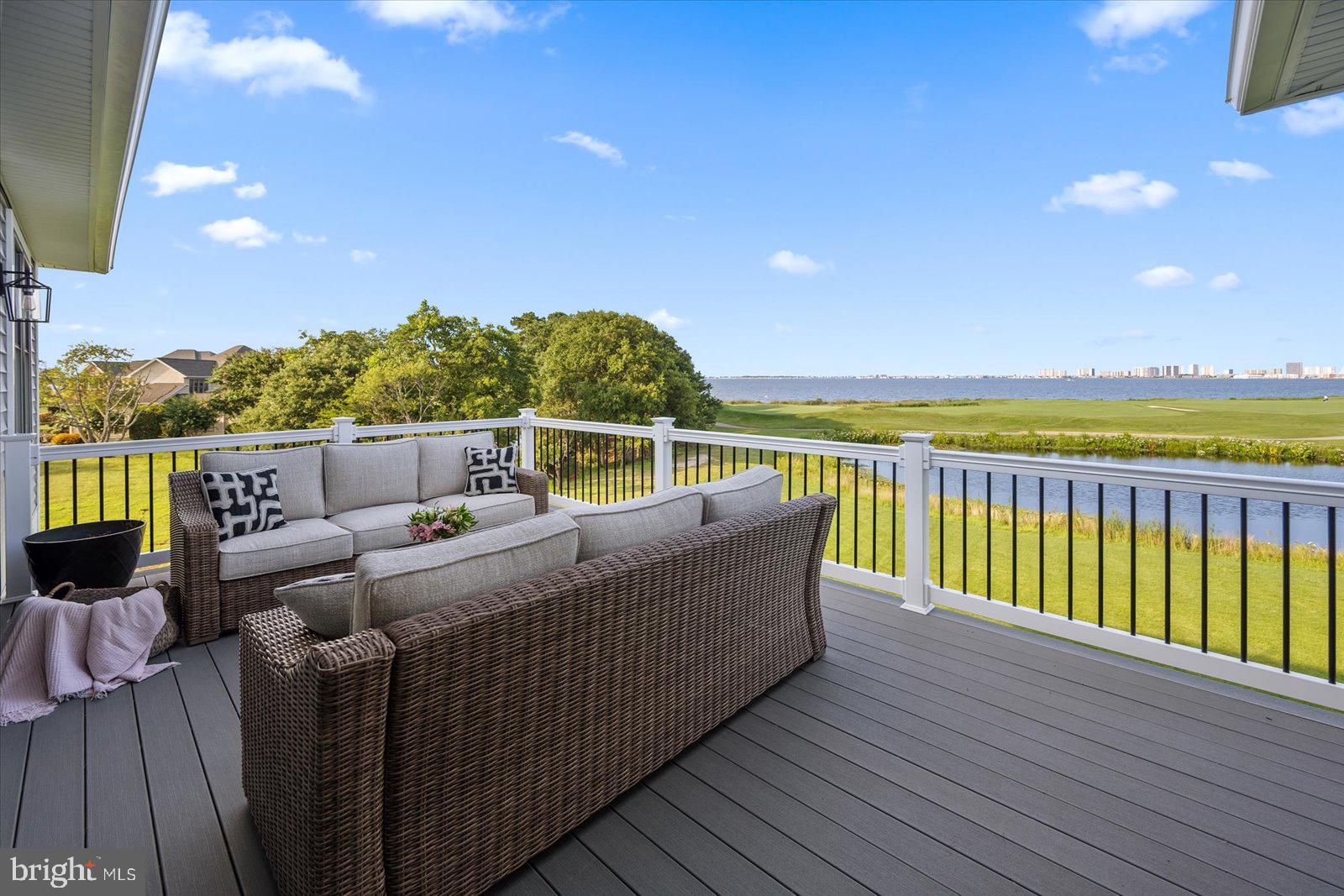 LIGHTHOUSE SOUND - Residential