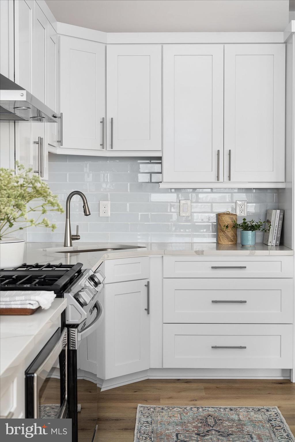 LIGHTHOUSE SOUND - Residential