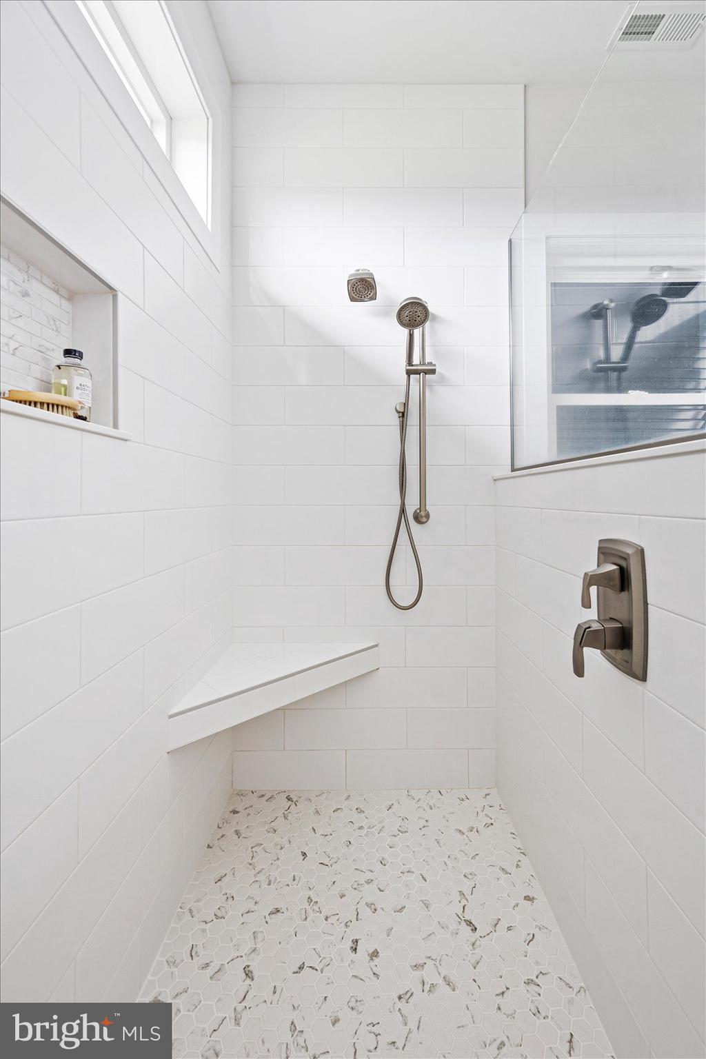 LIGHTHOUSE SOUND - Residential