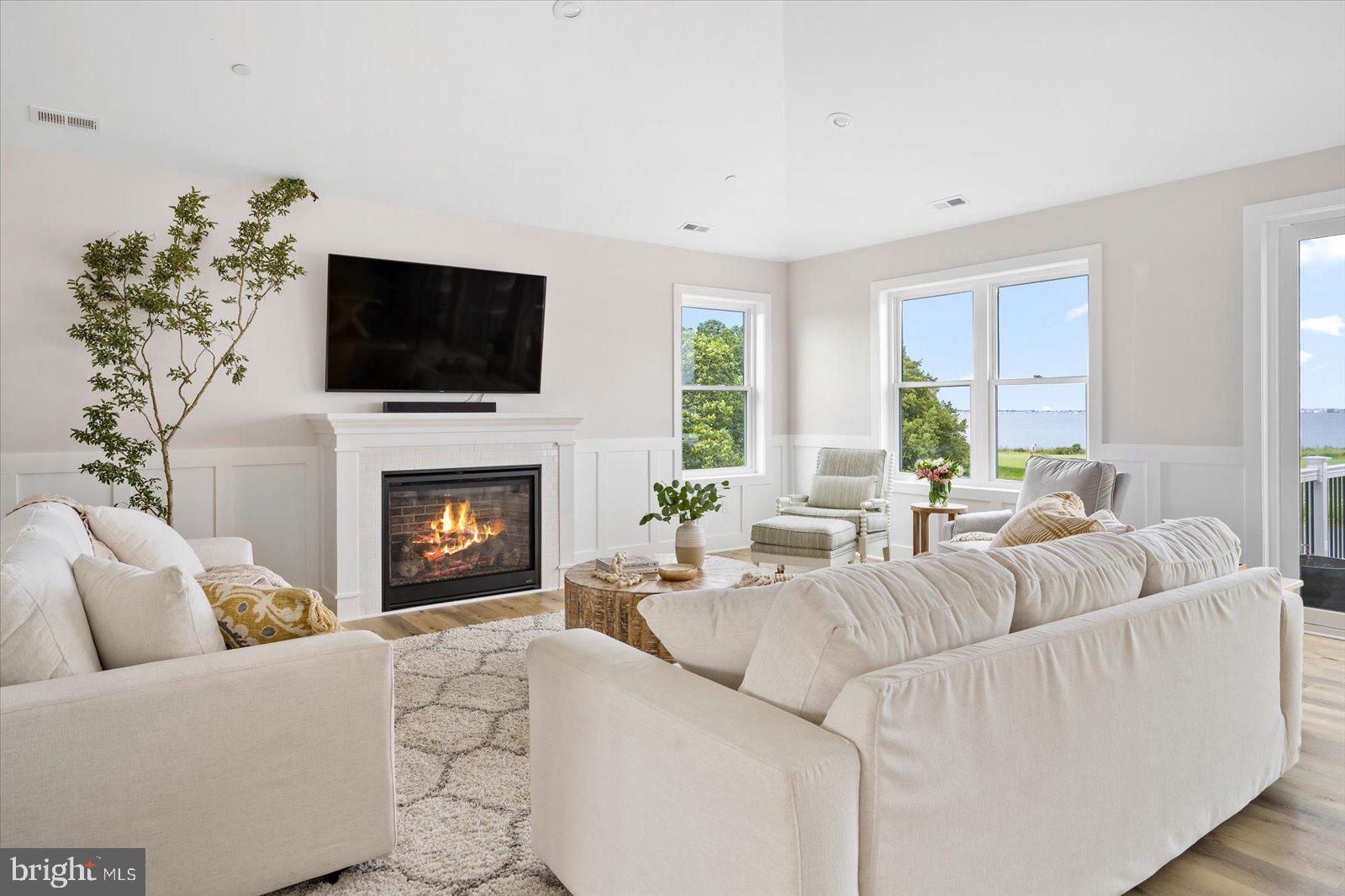 LIGHTHOUSE SOUND - Residential