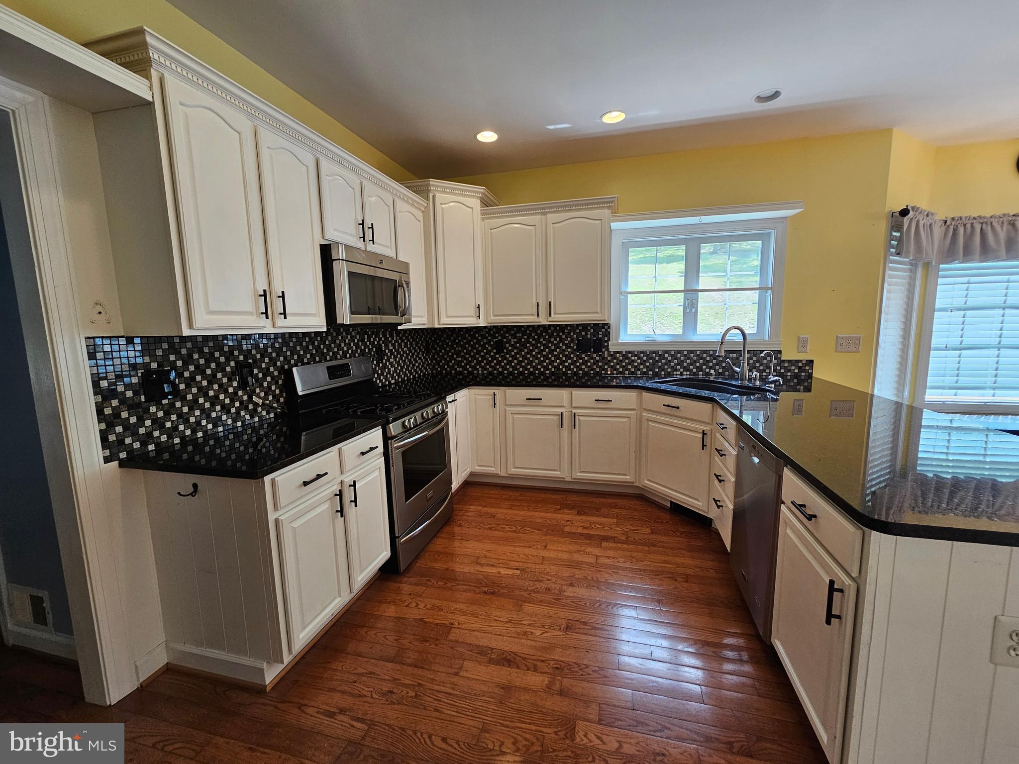 HIGHVIEW MANOR - Residential Lease