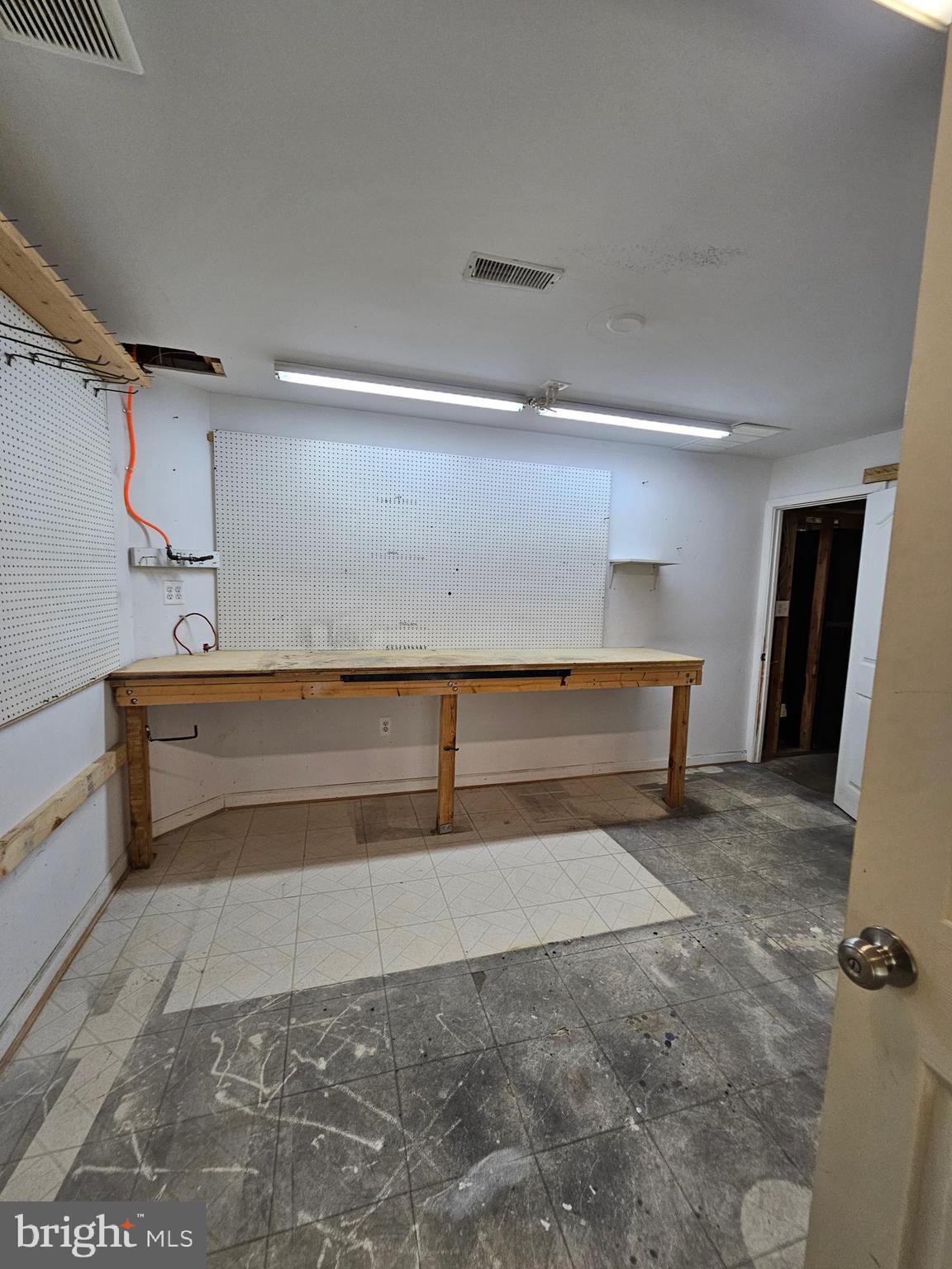 HIGHVIEW MANOR - Residential Lease