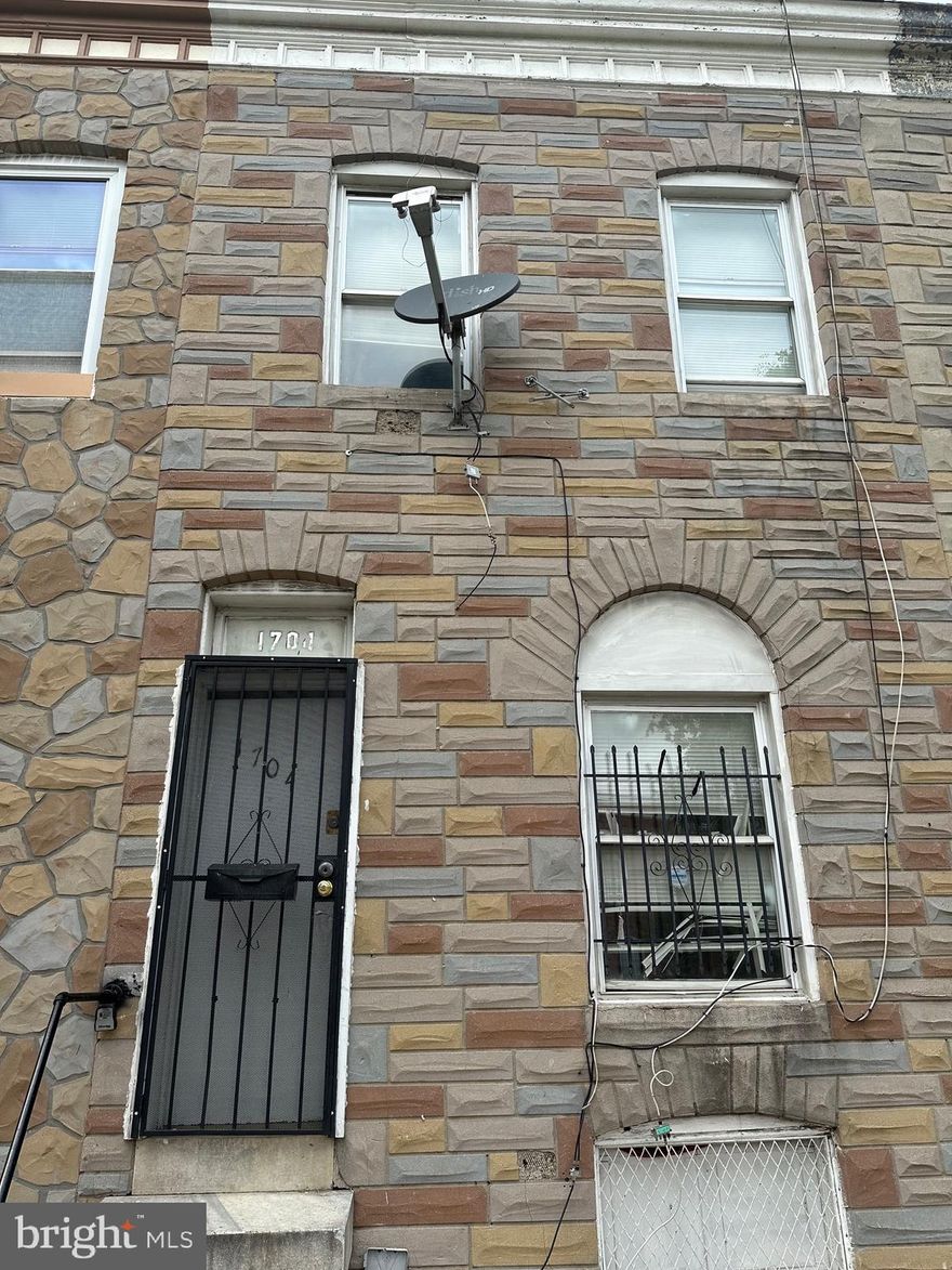 This home is perfect for a first time homebuyer or an investor looking to add to their rental portfolio. Being sold as is this home is in need of cosmetic updates but has a lot to offer. The home offers an open main level, large hall closet, oversized bathroom and 2 upper level bedrooms. Previously rented this home can generate instant income or provide an affordable home for it’s future owner.
Schedule your showing TODAY!