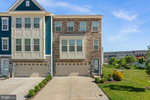 Townhouse For Sale - 8338 Amber Beacon Circle<br/> Anne Arundel County, MILLERSVILLE, MD 21108