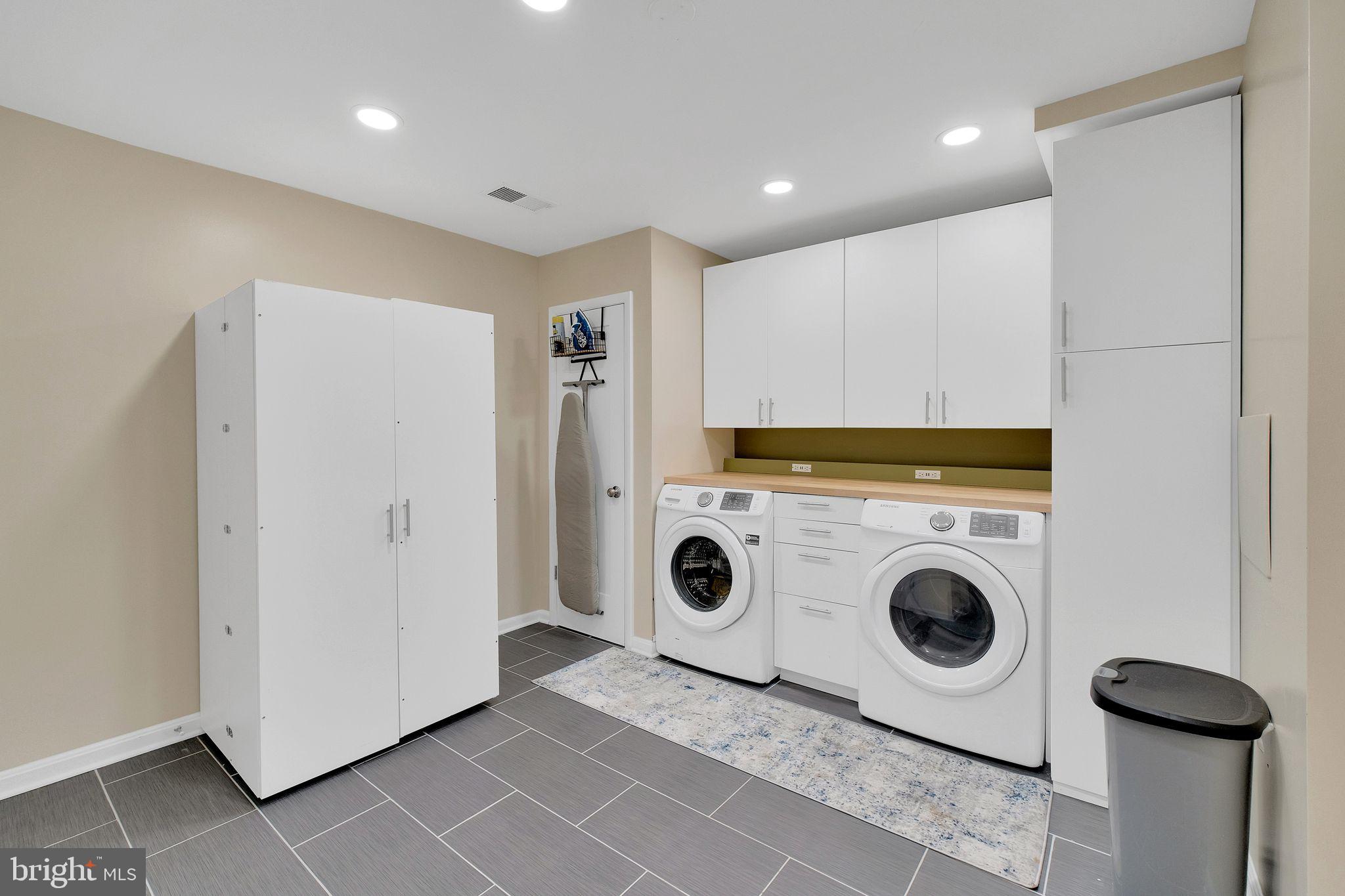 LAKEPOINTE - Residential