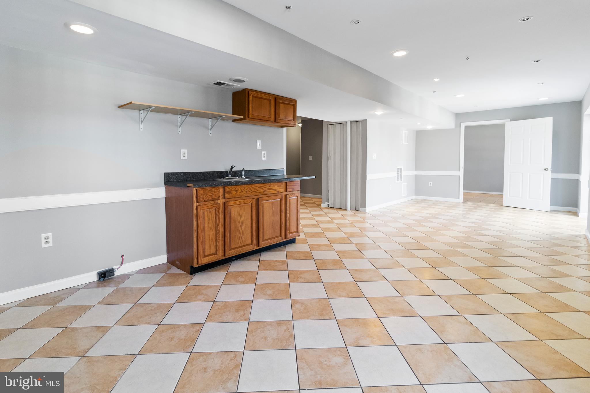 HILLTOP MANOR - Residential