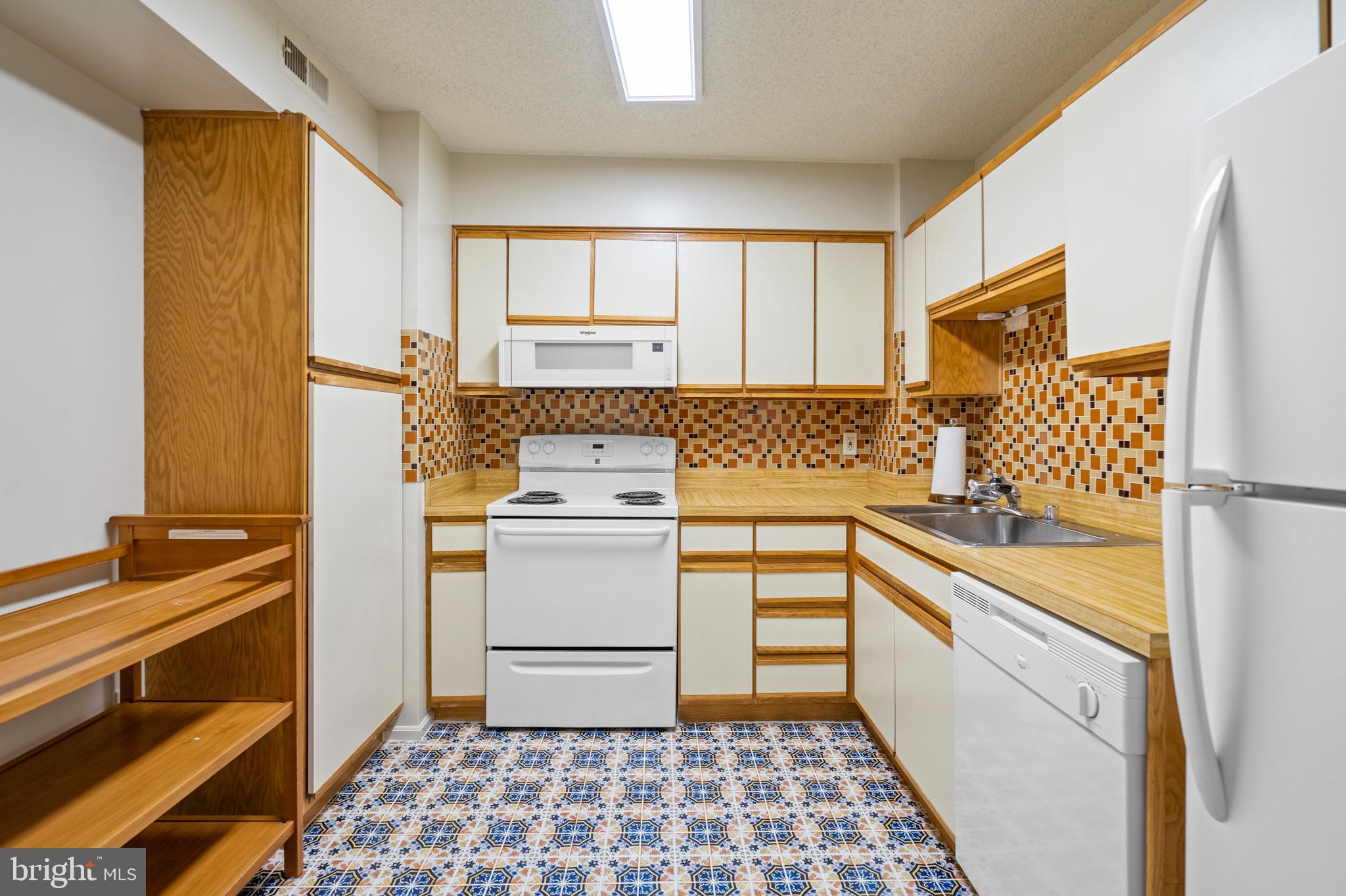 LEISURE WORLD - Residential Lease