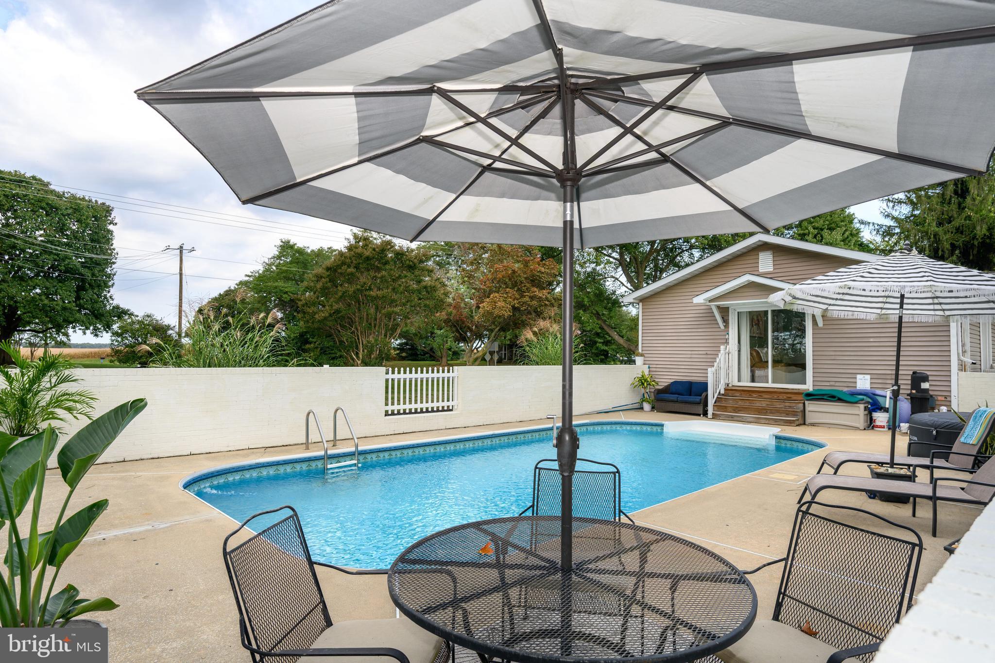 BROAD NECK - Residential