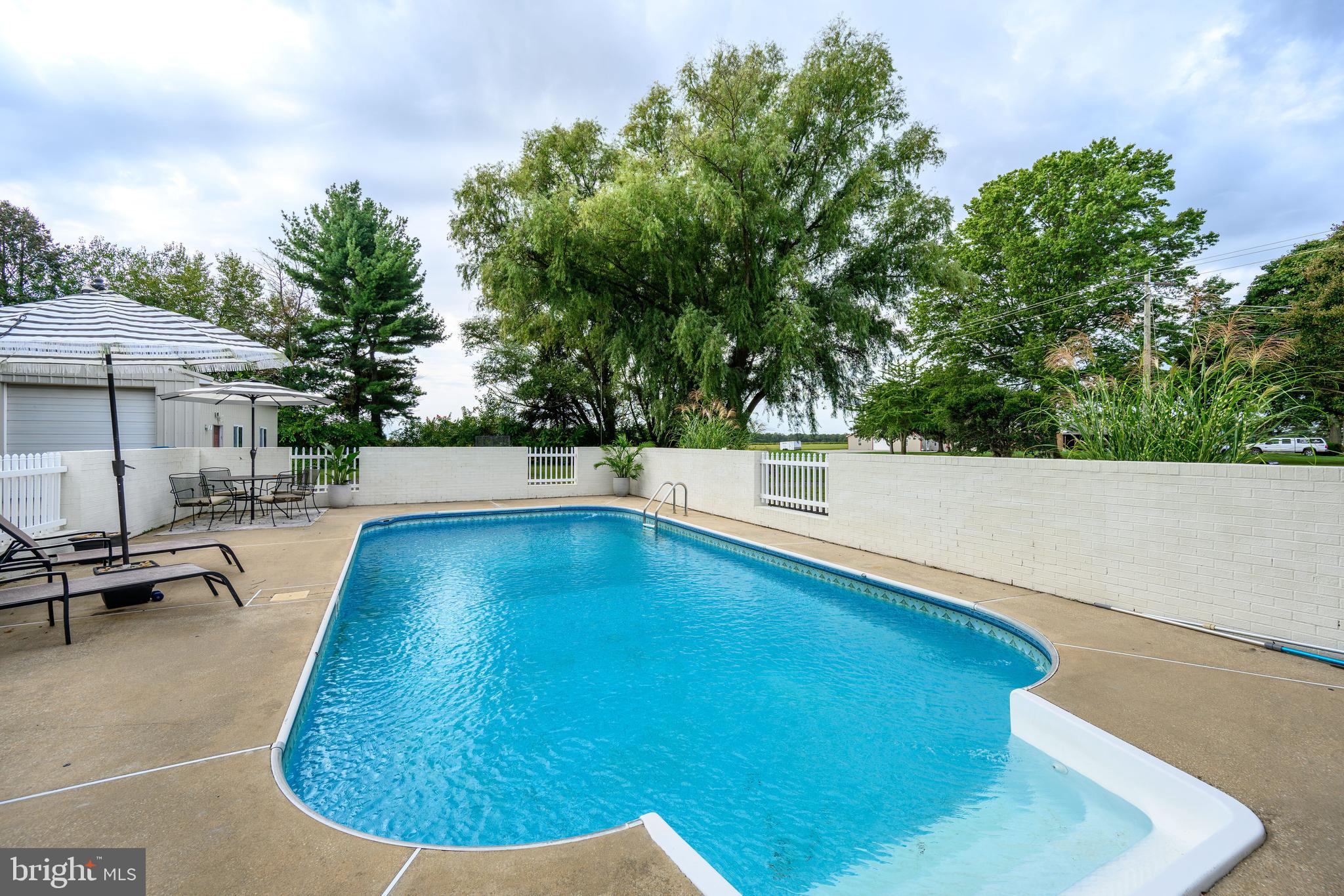 BROAD NECK - Residential