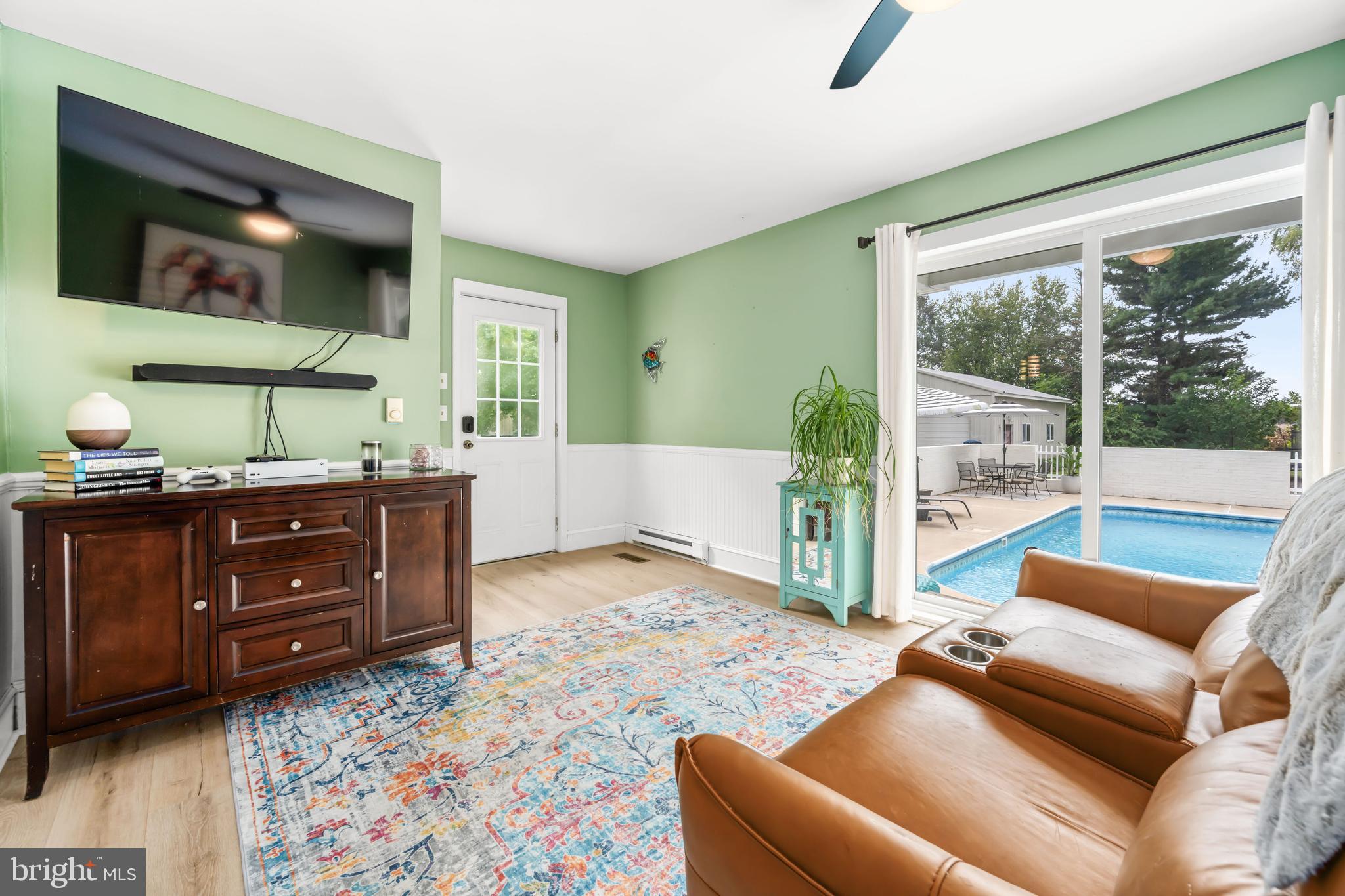 BROAD NECK - Residential