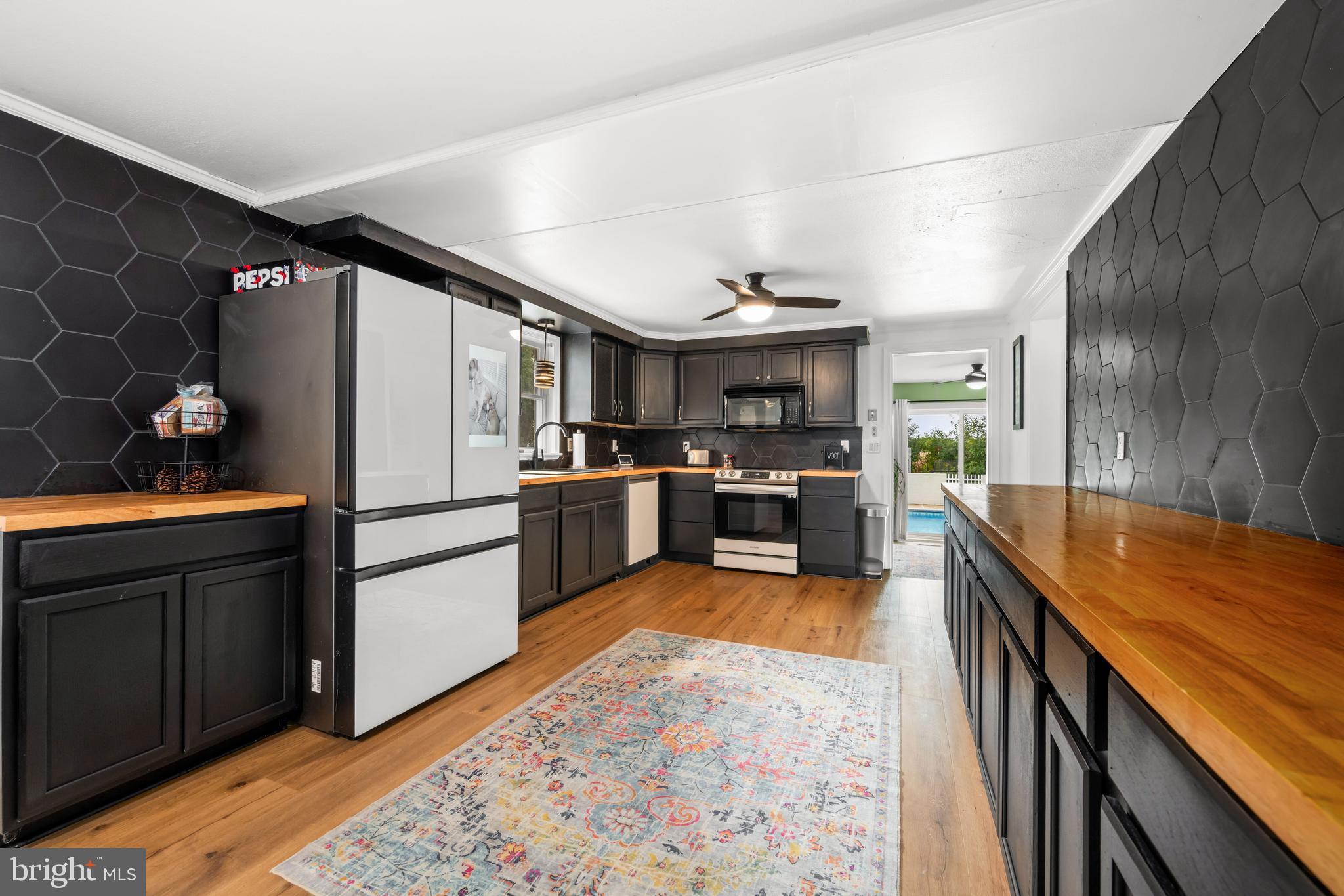 BROAD NECK - Residential