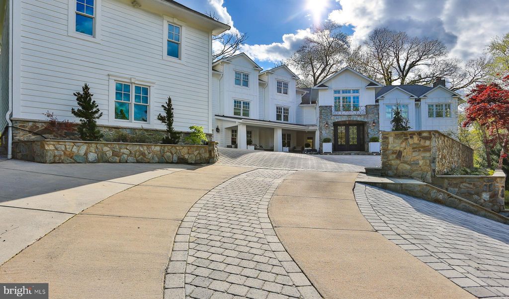 Photo of 6329 Linway Terrace, MCLEAN, VA 22101 (MLS # VAFX2293346)