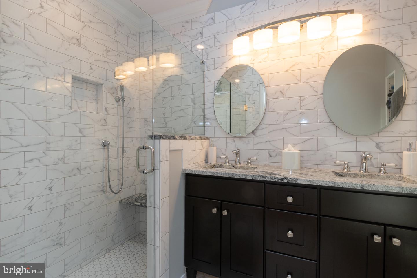 QUEEN VILLAGE - Residential