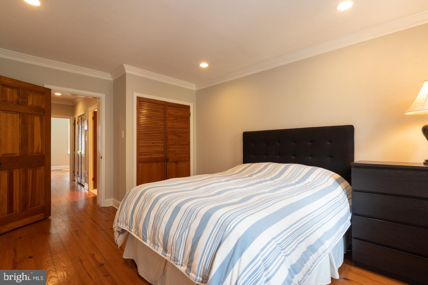 QUEEN VILLAGE - Residential