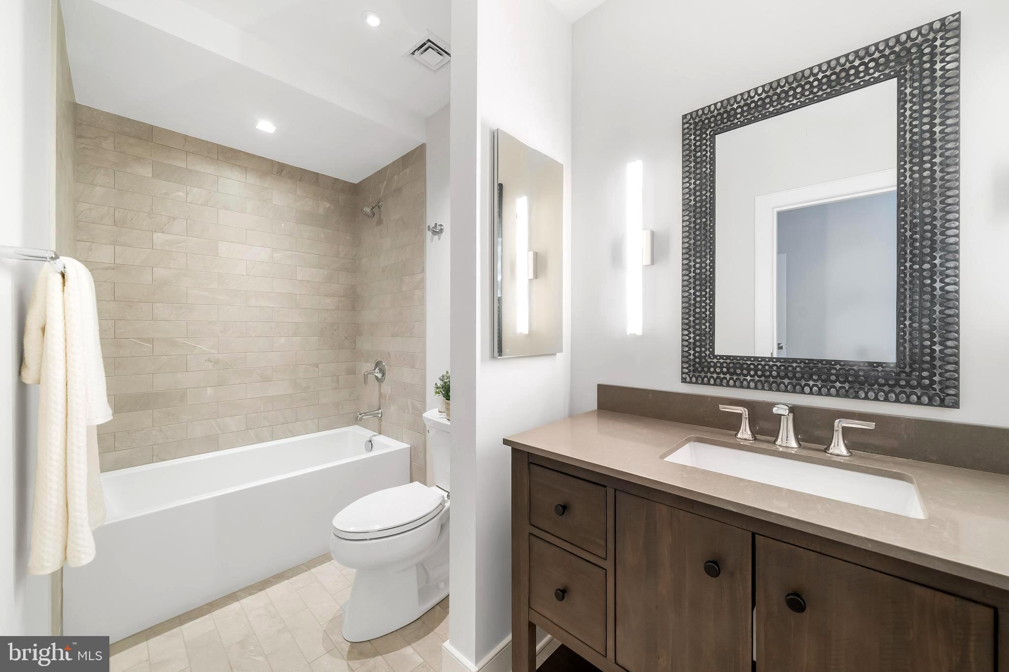 LOGAN SQUARE - Residential