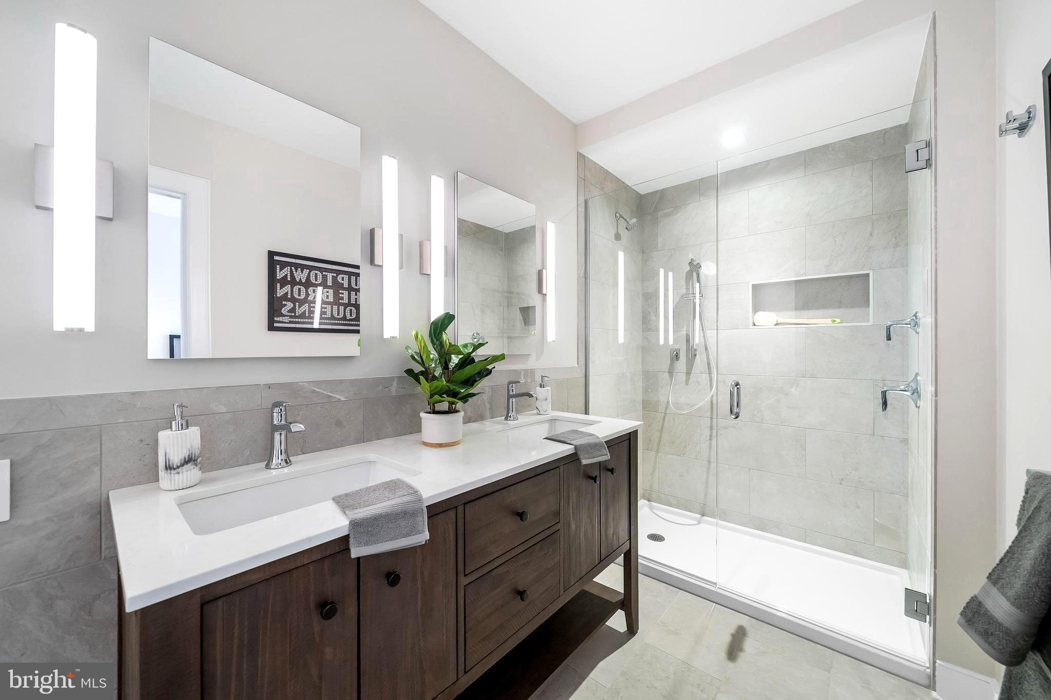 LOGAN SQUARE - Residential