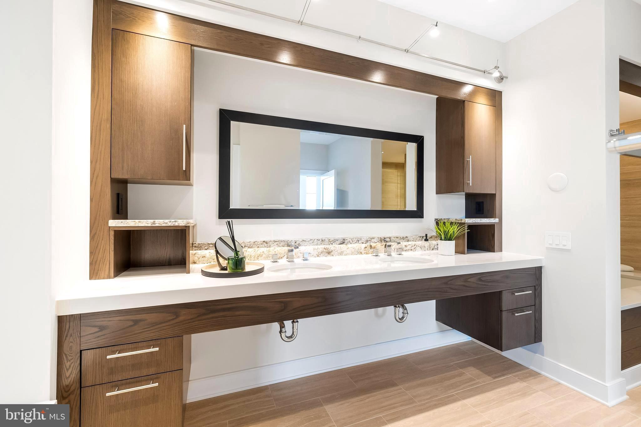 LOGAN SQUARE - Residential