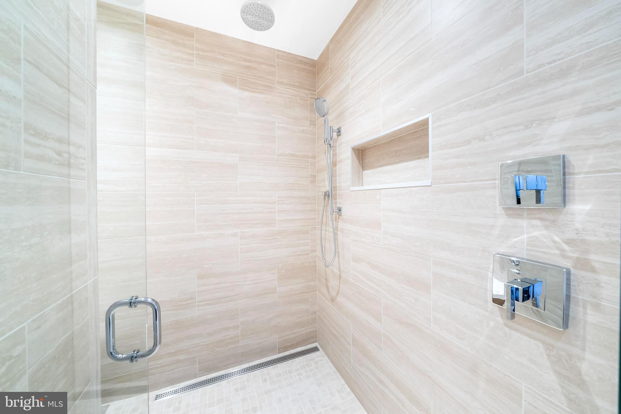 LOGAN SQUARE - Residential