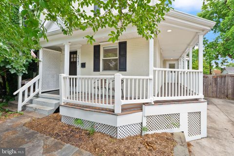 Photo of 2747 S Uhle Street S, ARLINGTON, VA 22206 (MLS # VAAR2076198)