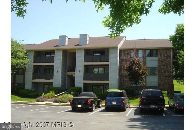 12301 UNIT C. BEAUTIFUL 2 BEDROOM 2 FULL BATH IN KNOLLS AT NORTHLAKE IN GERMANTOWN. HARDWOOD FLOORS THROUGHOUT THE CONDO. OPENED FLOOR PLAN WITH A BREAKFAST BAR AREA AND NEWER APPLIANCES. SLIDING GLASS DOOR TO A NICE PATIO OPEN TO COMMON AREAS.