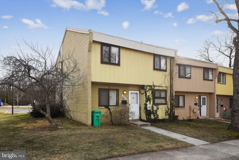 Townhouse For Sale - 8606 Brae Brooke Drive<br/> LANHAM, MD 20706