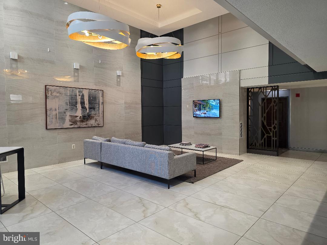 CRESCENT PLAZA - Residential Lease