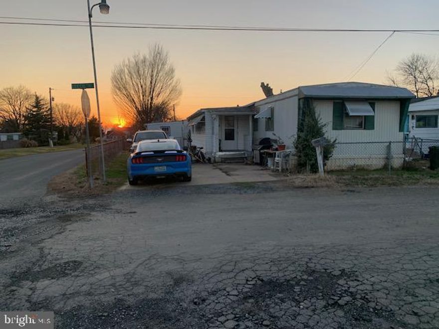 An immaculate three bedroom mobile home with the land is for sale in Crystal Beach. There is no lot rent and no HOA! 
Please allow 24 hours notice prior to showings.