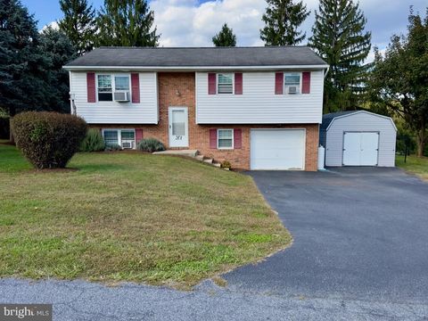Photo of 201 Beechwood Drive, LITITZ, PA 17543 (MLS # PALA2058728)