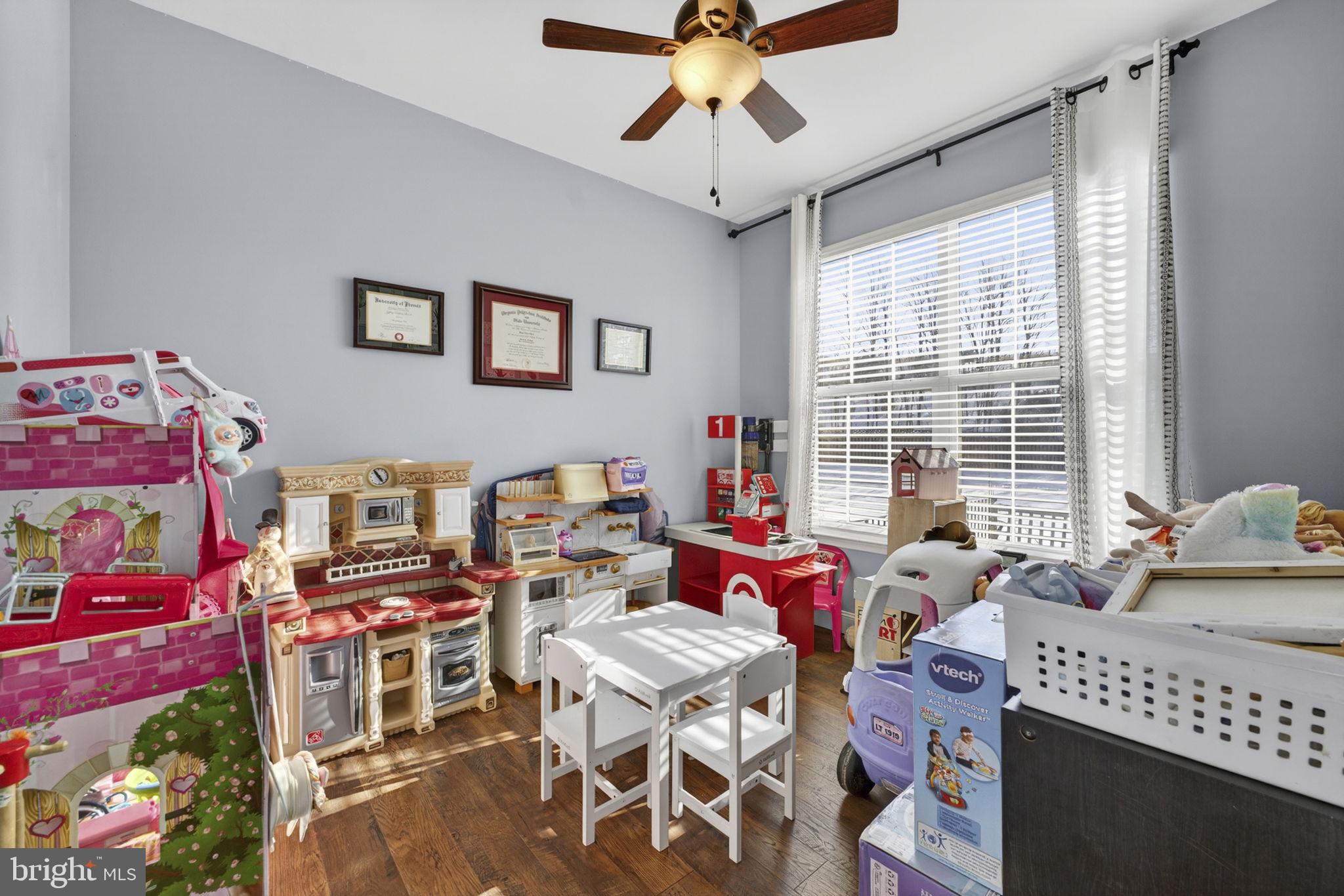 WAKELAND MANOR - Residential